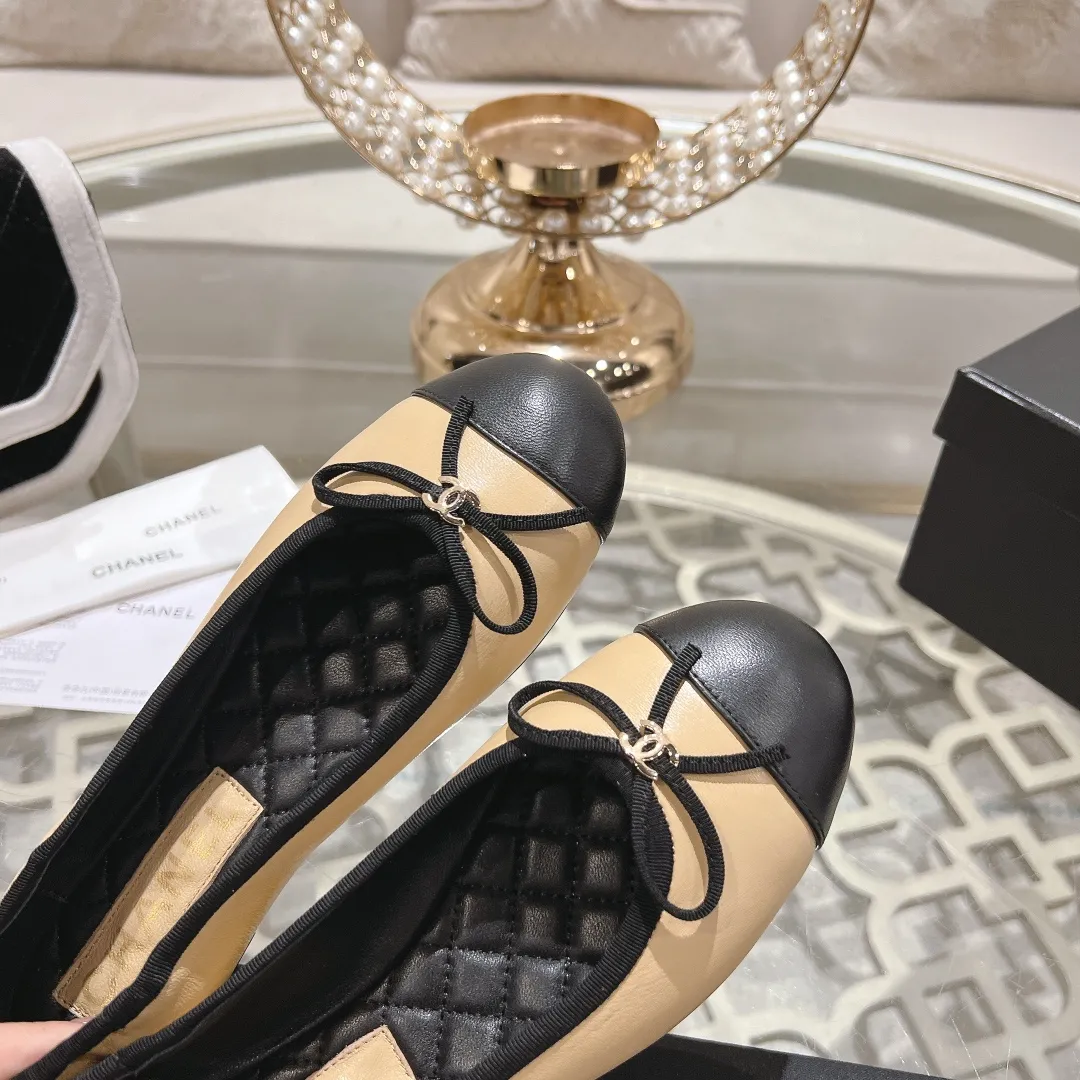 👟👟Ex-factory price 540👟👟 🌹🌹🌹2025 latest CHANEL Chanel early spring catwalk new model 🌸️Purchased the original version in Hong Kong and opened the mold exclusively. Top quality % genuine last developed with smooth lines. The shoe shape is perfect and can be safely entered and exited from the counter! Official website 1:1 production. 🇮🇹🇮🇹🇮🇹 Material: Mixed sheepskin imported from Italy & private molded double C buckle and letters are delicate, smooth, shiny and feel great! 💅The fabric and the feet are made of the same material, which is great on the feet! ! ! Color: black/apricot Code number: 34-40 (custom-made sizes 41 and 42 are non-refundable)